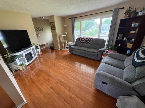 9610 79 Avenue, Peace River, AB - Indoor Photo Showing Living Room