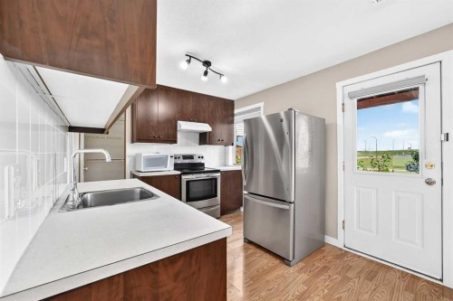 151 Applestone Park Se, Calgary, AB - Indoor Photo Showing Kitchen