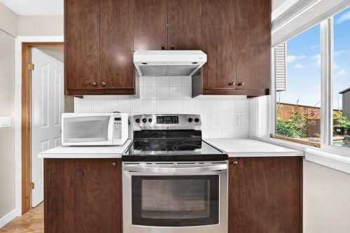 151 Applestone Park Se, Calgary, AB - Indoor Photo Showing Kitchen