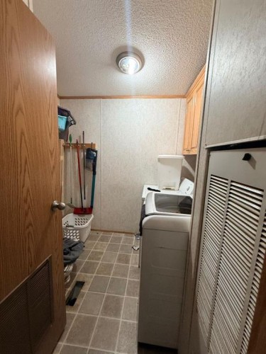 5104 48 Ave, Fort Vermilion, AB - Indoor Photo Showing Laundry Room