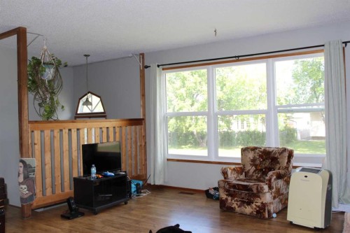 420 3Rd Street Ne, Manning, AB - Indoor Photo Showing Living Room
