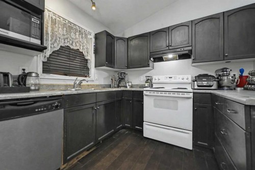 8 Pinnacle Way, Grande Prairie, AB - Indoor Photo Showing Kitchen