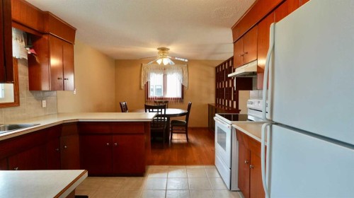4704 48 Avenue, Grimshaw, AB - Indoor Photo Showing Kitchen
