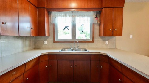 4704 48 Avenue, Grimshaw, AB - Indoor Photo Showing Kitchen With Double Sink