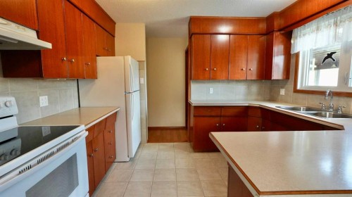4704 48 Avenue, Grimshaw, AB - Indoor Photo Showing Kitchen With Double Sink