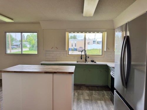 10713 105 Avenue, Fairview, AB - Indoor Photo Showing Kitchen With Double Sink