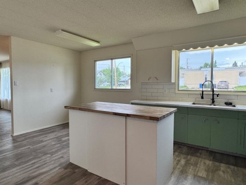 10713 105 Avenue, Fairview, AB - Indoor Photo Showing Kitchen With Double Sink
