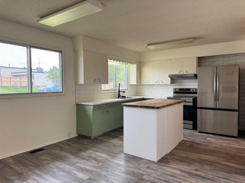 10713 105 Avenue, Fairview, AB - Indoor Photo Showing Kitchen With Stainless Steel Kitchen