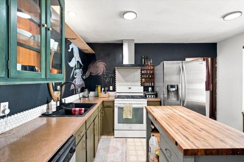 1121 5 Avenue, Beaverlodge, AB - Indoor Photo Showing Kitchen With Double Sink