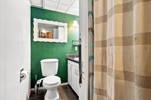 1121 5 Avenue, Beaverlodge, AB - Indoor Photo Showing Bathroom