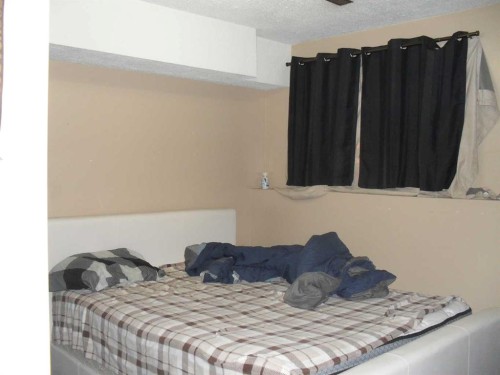 406 3 Street Nw, Manning, AB - Indoor Photo Showing Bedroom