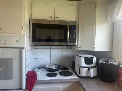 11301 104 Street, Grande Prairie, AB - Indoor Photo Showing Kitchen
