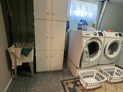 11301 104 Street, Grande Prairie, AB - Indoor Photo Showing Laundry Room