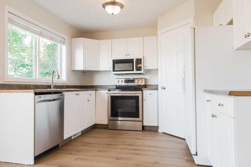 6221 91 Street, Grande Prairie, AB - Indoor Photo Showing Kitchen