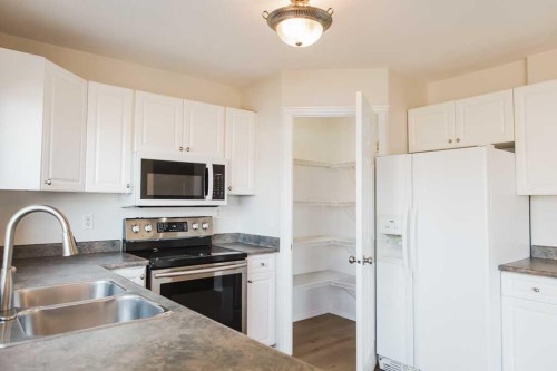 6221 91 Street, Grande Prairie, AB - Indoor Photo Showing Kitchen With Double Sink