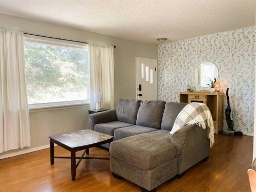 11136 103 Avenue, Fairview, AB - Indoor Photo Showing Living Room