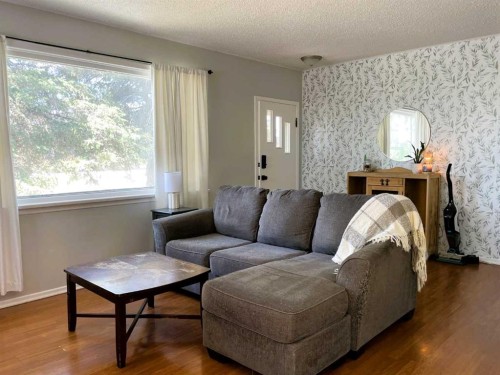 11136 103 Avenue, Fairview, AB - Indoor Photo Showing Living Room
