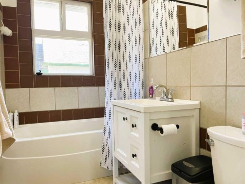 11136 103 Avenue, Fairview, AB - Indoor Photo Showing Bathroom