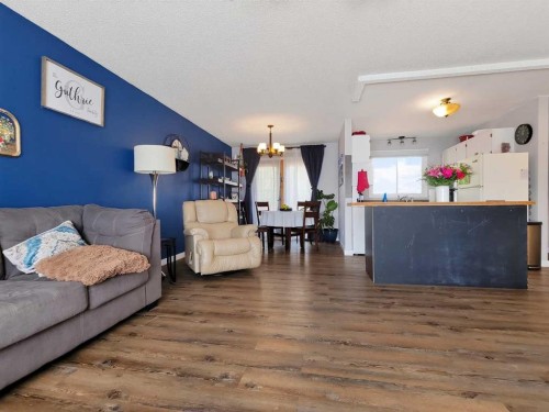 727 Oak Drive, Beaverlodge, AB - Indoor Photo Showing Living Room