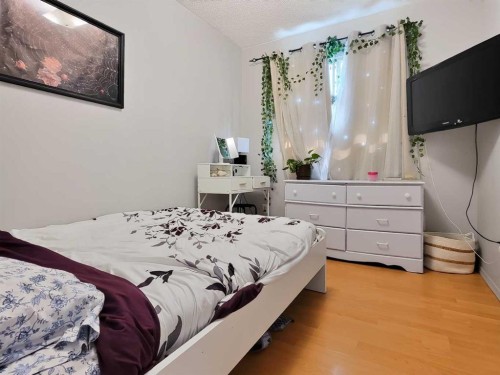727 Oak Drive, Beaverlodge, AB - Indoor Photo Showing Bedroom