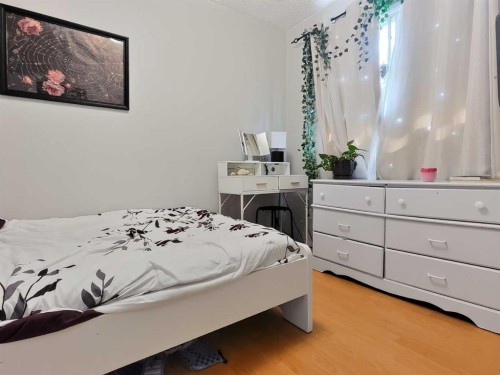 727 Oak Drive, Beaverlodge, AB - Indoor Photo Showing Bedroom