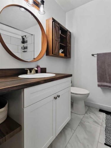 727 Oak Drive, Beaverlodge, AB - Indoor Photo Showing Bathroom