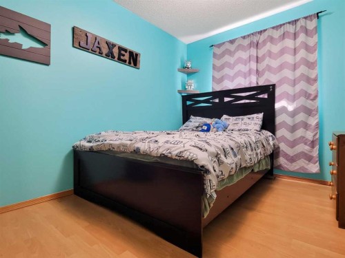 727 Oak Drive, Beaverlodge, AB - Indoor Photo Showing Bedroom