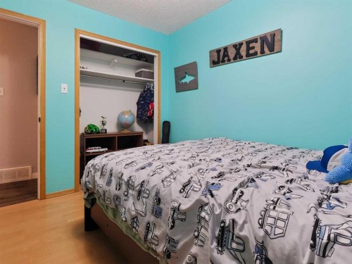727 Oak Drive, Beaverlodge, AB - Indoor Photo Showing Bedroom