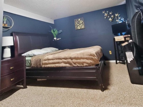727 Oak Drive, Beaverlodge, AB - Indoor Photo Showing Bedroom