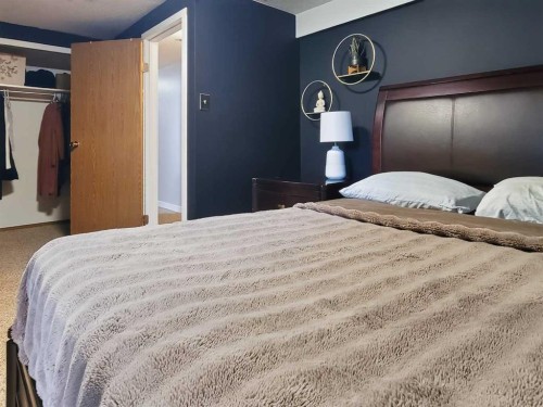 727 Oak Drive, Beaverlodge, AB - Indoor Photo Showing Bedroom