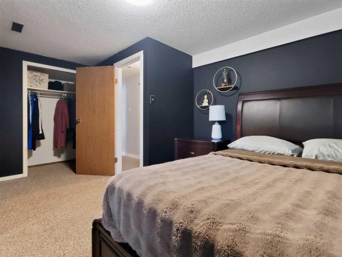 727 Oak Drive, Beaverlodge, AB - Indoor Photo Showing Bedroom