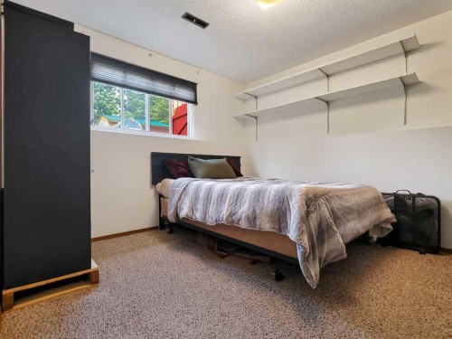 727 Oak Drive, Beaverlodge, AB - Indoor Photo Showing Bedroom