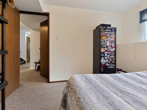 727 Oak Drive, Beaverlodge, AB - Indoor Photo Showing Bedroom