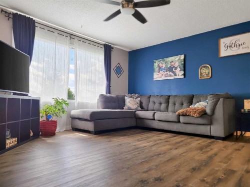 727 Oak Drive, Beaverlodge, AB - Indoor Photo Showing Living Room