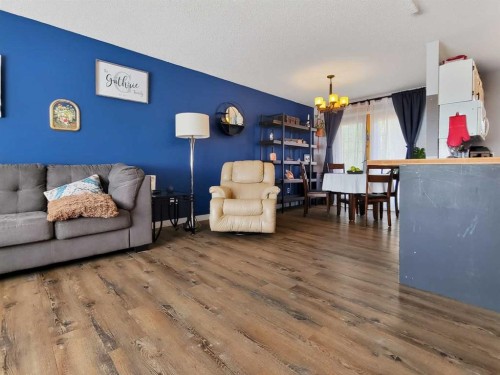 727 Oak Drive, Beaverlodge, AB - Indoor Photo Showing Living Room