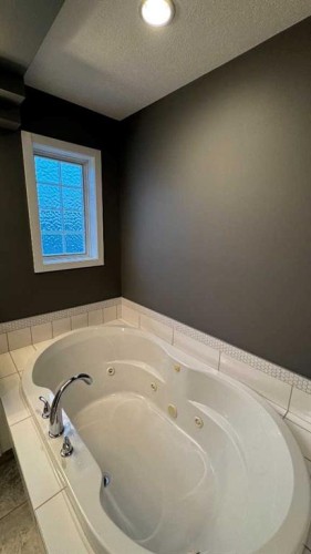 8105 112 Street, Grande Prairie, AB - Indoor Photo Showing Bathroom