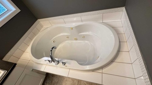 8105 112 Street, Grande Prairie, AB - Indoor Photo Showing Bathroom