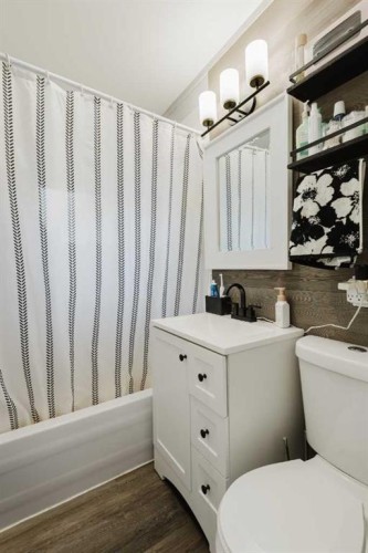 908 6 Avenue, Beaverlodge, AB - Indoor Photo Showing Bathroom