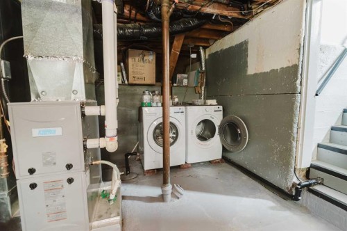908 6 Avenue, Beaverlodge, AB - Indoor Photo Showing Laundry Room