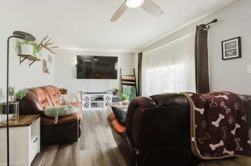 908 6 Avenue, Beaverlodge, AB - Indoor Photo Showing Living Room