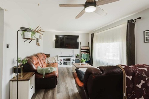 908 6 Avenue, Beaverlodge, AB - Indoor Photo Showing Living Room