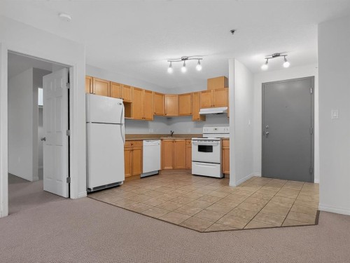 302-9810 96 Street, Grande Prairie, AB - Indoor Photo Showing Kitchen