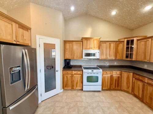 11106 107 Ave, La Crete, AB - Indoor Photo Showing Kitchen