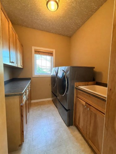 11106 107 Ave, La Crete, AB - Indoor Photo Showing Laundry Room