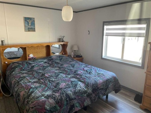 908 6 Avenue, Hines Creek, AB - Indoor Photo Showing Bedroom