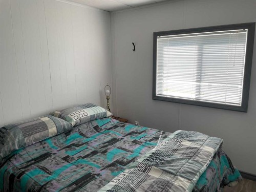 908 6 Avenue, Hines Creek, AB - Indoor Photo Showing Bedroom