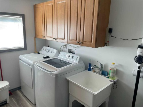 908 6 Avenue, Hines Creek, AB - Indoor Photo Showing Laundry Room