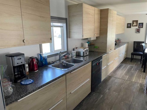 908 6 Avenue, Hines Creek, AB - Indoor Photo Showing Kitchen With Double Sink