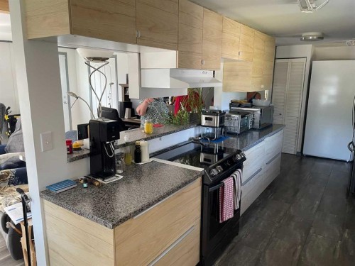 908 6 Avenue, Hines Creek, AB - Indoor Photo Showing Kitchen