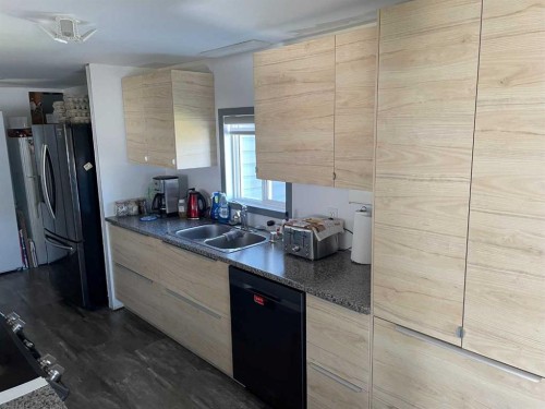 908 6 Avenue, Hines Creek, AB - Indoor Photo Showing Kitchen With Double Sink